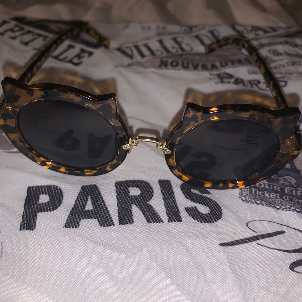 CAT SHAPED CHEETAH PRINT CHIC SUNGLASSES